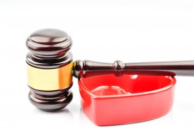 Tokmak ve kırmızı aşk kupa.