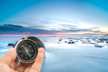 Arka plan bulanıklık doğal pusula. Seyahat kavramı. 