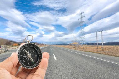 Pusula ve asfalt yol ile merceksi bulut