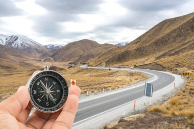 Pusula ve asfalt yol ile merceksi bulut