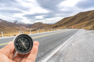 Gezgin konsepti ile pusula ve yol arka plan.