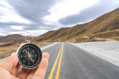 Gezgin konsepti ile pusula ve yol arka plan.