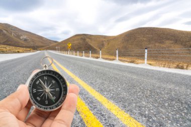 Gezgin konsepti ile pusula ve yol arka plan.