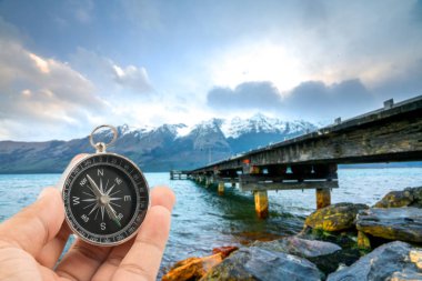 Arka plan bulanıklık doğal pusula. Seyahat kavramı. 