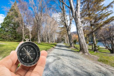 Gezgin konsepti ile pusula ve yol arka plan.