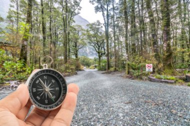 Arka plan bulanıklık doğal pusula. Seyahat kavramı. 