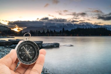 Arka plan bulanıklık doğal pusula. Seyahat kavramı. 