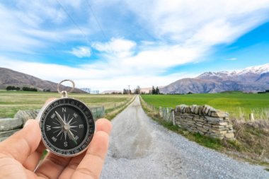 Gezgin konsepti ile pusula ve yol arka plan.