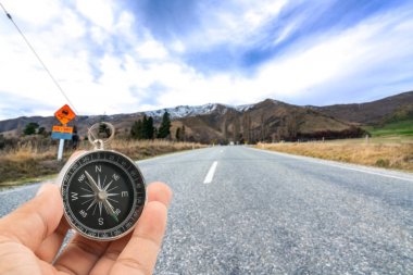 Gezgin konsepti ile pusula ve yol arka plan.