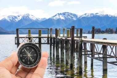 Ahşap iskelesi ile pusula