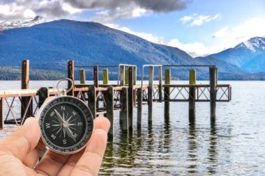 Ahşap iskelesi ile pusula