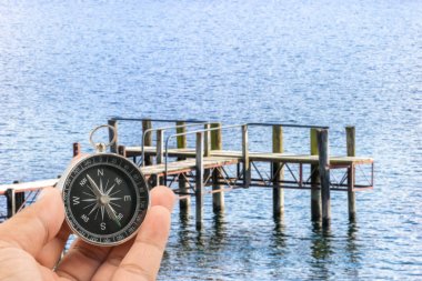 Ahşap iskelesi ile pusula