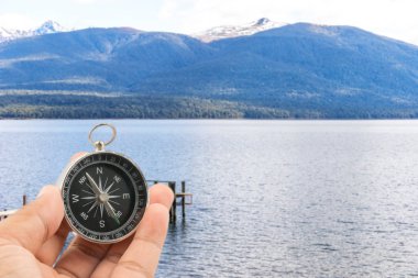 Ahşap iskelesi ile pusula