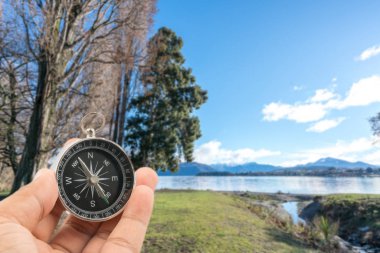 Arka plan bulanıklık doğal pusula. Seyahat kavramı. 