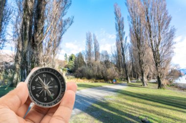 Arka plan bulanıklık doğal pusula. Seyahat kavramı. 