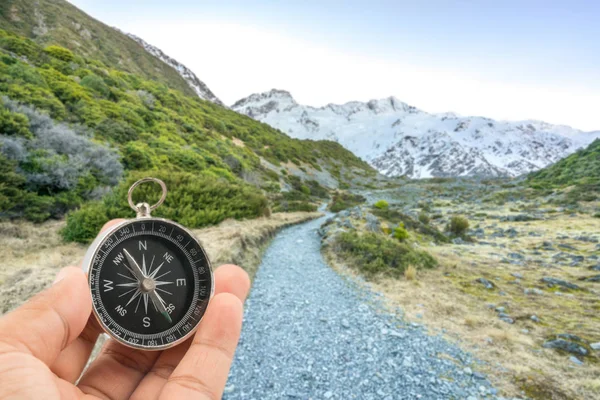 Kompas met natuurlijke achtergrond wazig. Travel concept. — Stockfoto