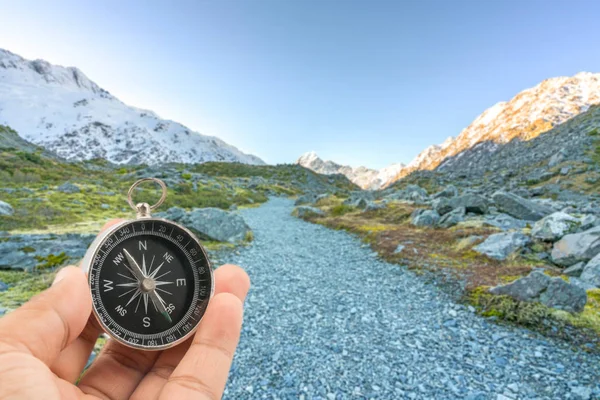Kompas met natuurlijke achtergrond wazig. Travel concept. — Stockfoto