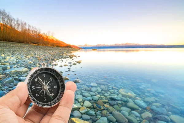 Kompas s přirozené rozostření pozadí. Cestovní koncept. — Stock fotografie