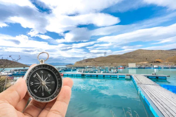 Pusula ve göl arka plan