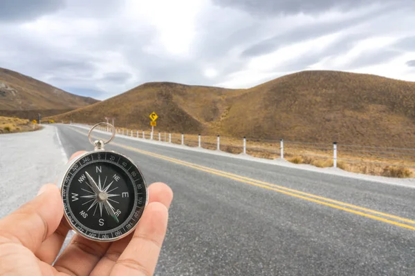 旅行者の概念とコンパスと道路の背景 — ストック写真