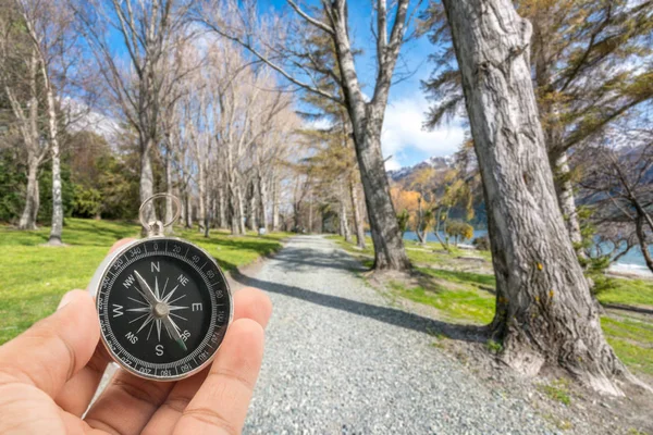 Achtergrond Van Het Kompas Weg Met Reiziger Concept — Stockfoto