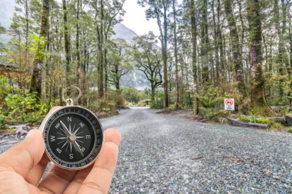 Arka plan bulanıklık doğal pusula. Seyahat kavramı. 