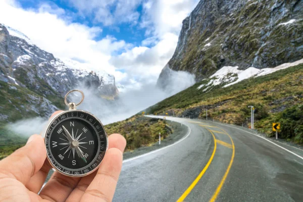 Kompas s přirozené rozostření pozadí. Cestovní koncept. — Stock fotografie