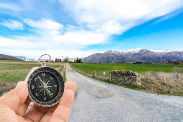 Achtergrond Van Het Kompas Weg Met Reiziger Concept — Stockfoto