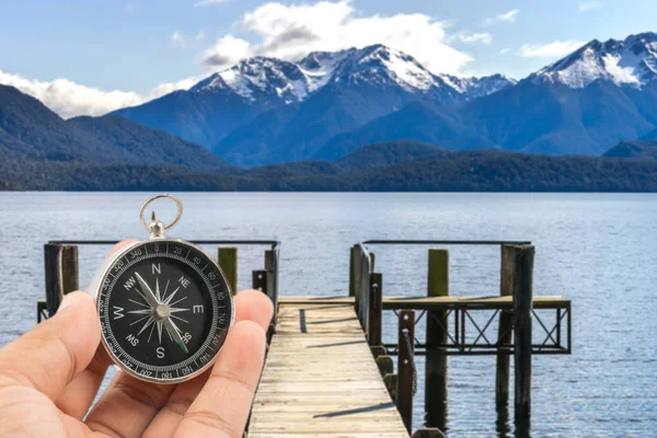 Ahşap iskelesi ile pusula