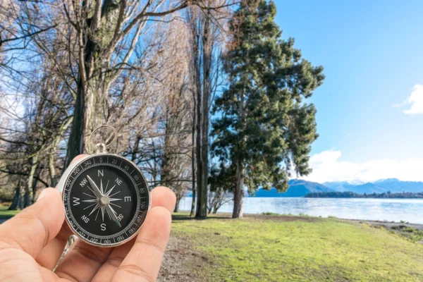 Arka plan bulanıklık doğal pusula. Seyahat kavramı. 