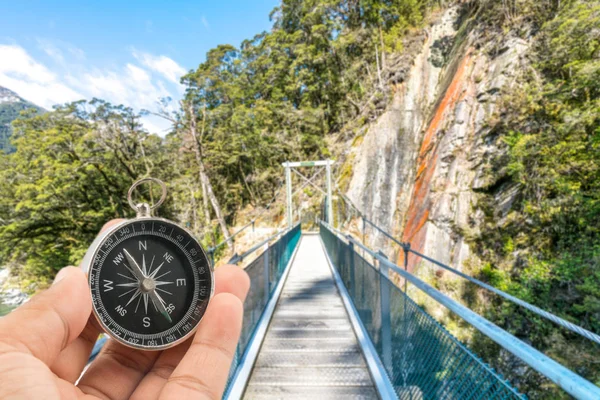青いプール ニュージーランドで吊り橋のステップします — ストック写真