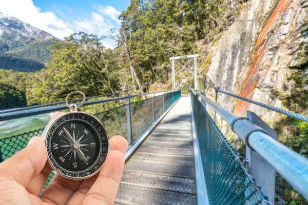 Bir asma köprü mavi Havuzu, Yeni Zelanda, adım