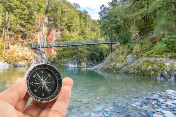 Arka plan bulanıklık doğal pusula. Seyahat kavramı. 