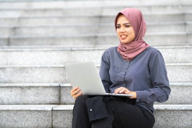 İş kadını ofis merdivenlerinde oturuyor..