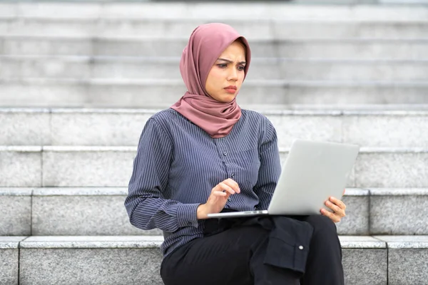 İş kadını ofis merdivenlerinde oturuyor..
