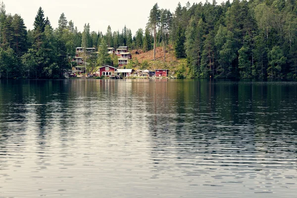 Villaggio finlandese vicino al lago — Foto Stock