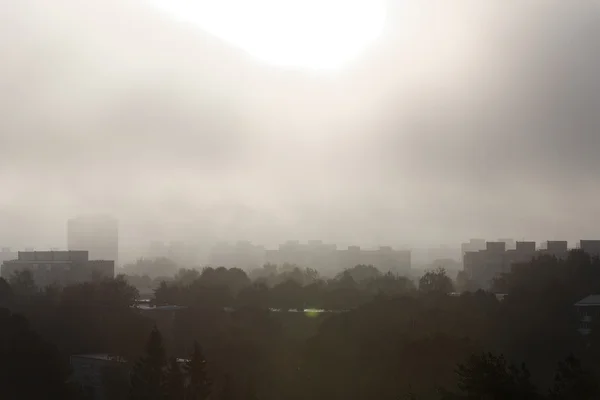 Morgennebel in der Stadt — Stockfoto