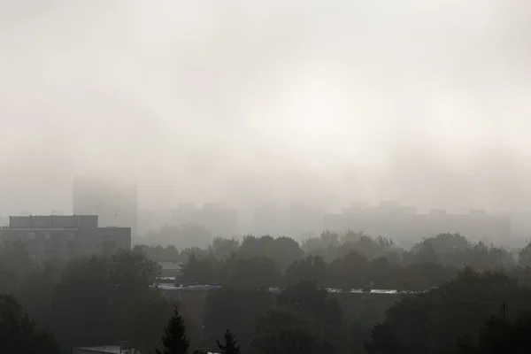 Niebla matutina en la ciudad — Foto de Stock