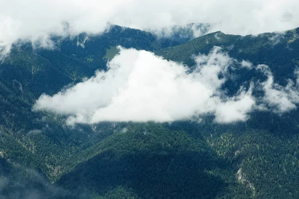 Dağların üstünde yalnız bulut