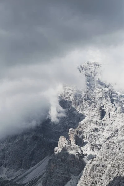 Montañas grises brumosas — Foto de Stock