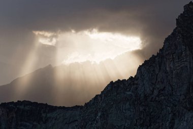 Yağmur sonra güneş ışığı