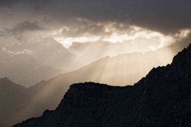 Yağmur sonra güneş ışığı