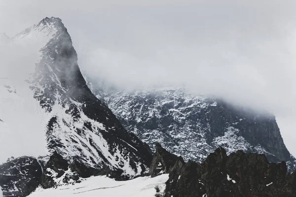 Туманний самітів навколо Cabane Bertol — стокове фото