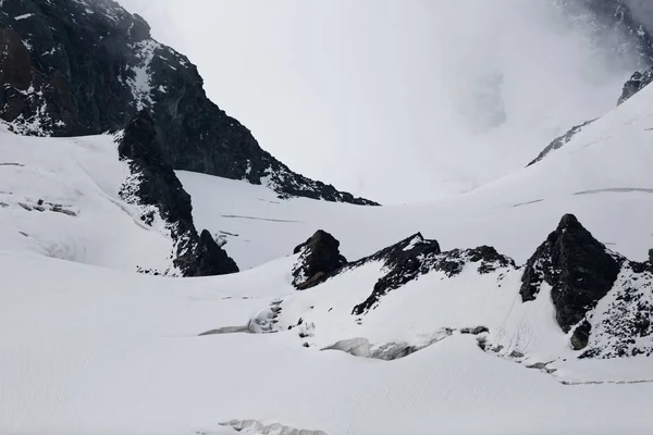 Cumbres nubladas alrededor de Cabane Bertol — Foto de Stock