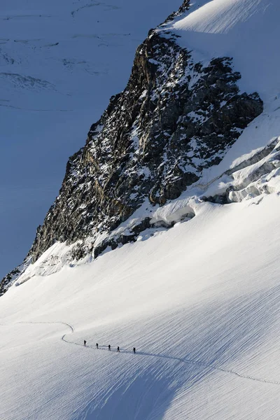 Dağcılar güneşin üzerinde