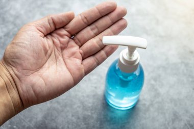 İnsanlar el jelini, kovid-19 ya da korona virüsleri gibi pislikleri temizlemek için kullanıyor..