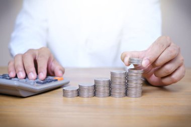 Elle bozuk para istiflemek ve hesap makinesini kullanarak tahtadan hesap yapmak. Gelecek yatırımlar ve acil durum kavramı için para biriktir.