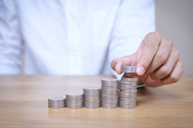 Tahta masaya bozuk para istiflemek. Gelecek yatırımlar ve acil durum kavramı için para biriktir.