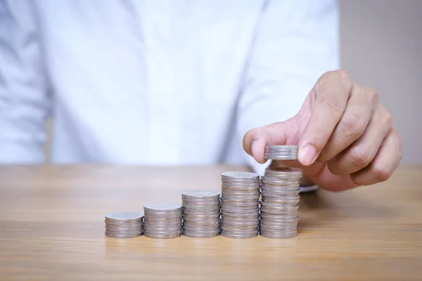 Mano Poniendo Pilas Monedas Mesa Madera Ahorre Dinero Para Futuras — Foto de Stock