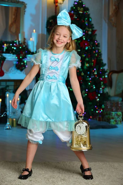 クリスマスの衣装でかなり魅力的な美しい芸術的な金髪の赤ちゃん女の子 青い絹のドレスで弓を使って美しいブロンドの女の子 — ストック写真